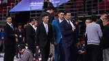 中国男篮-18年-尤纳斯现身五棵松观战男篮比赛 与朱芳雨握手寒暄-新闻