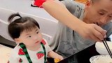 公公来了之后，女儿彻底被宠上天了，这待遇她爸都没享受过