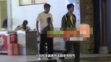 王俊凯蹲路障石墩频频撩发显疲惫，助理活动筋骨，分分钟成表情包
