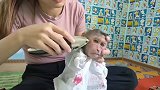 这个女人居然在给猴子理发，而调皮的猴子竟然一动不动