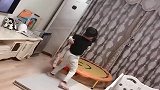 妹妹一再挑战哥哥的底线，哥哥当场急眼了，好戏上演了！