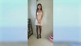 三十岁辣妈，一件吊带连衣裙搭配黑色丝袜，看得出很有女人味