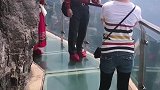 玻璃栈道上游客拍照留下最美的回忆