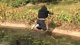 本来是能跳过去的，没想到被什么东西拉住了，这就尴尬了！