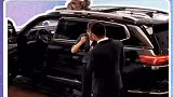 看完不笑算我输了，男子直接把包放到车顶上