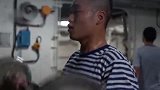 揭秘！护航官兵如何在军舰上健身 在甲板上跑步+在机库里跳绳