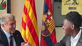 拉波尔塔出院后首次公开露面 主持新援比西武的签约仪式