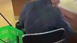 爷爷太闲又不想回病房，护士就让他去拆盐水