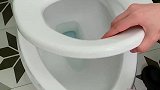 不做生活的白痴，至少你要会套马桶垫。