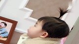 宝宝一动不动的看着窗外，这侧脸简直像极了蜡笔小新
