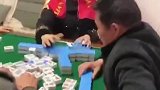 理发师去女友家，未来岳母边打麻将边烫头