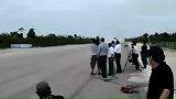 搞笑-20120326-飞机和汽车赛跑1