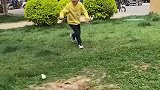 儿子非要带小鸡散步，小鸡不慎掉入井盖中