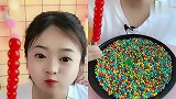 美女直播吃果冻糖葫芦串,一口下去真过瘾,是我向往的生活啊！