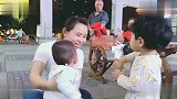 母亲节全家到广场上玩，宝宝姐姐一个小动作，让大人们觉得很暖心