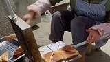 小姑娘学习制作美食，谁知第一次就这么成功，还做起了小生意
