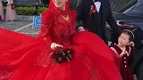 新娘耀眼夺目引亲朋好友围观，是见过最美的中国红婚纱
