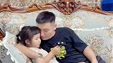 爸爸抱着女儿一顿狂吸