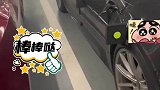 停车场一车主自制神器，给爱车两侧做防剐蹭保护