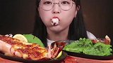 美女挑战肥美巨型黑虎虾加黄油，一口口都是虾肉，超美味！