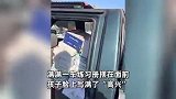 舅舅给外甥女准备新年惊喜，满满一车练习册！外甥女：给你个眼神自己体会