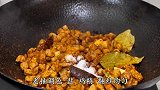 西北农家面食，肉臊子配土豆莜面抿节，自制腌葱拌一拌越吃越香