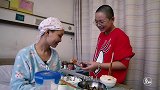 女孩陪白血病闺蜜剃光头，送外卖也要让她活下去