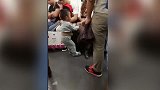 爆新鲜-20170903-武汉地铁二号线上一小孩哭闹不止母亲却不哄