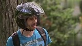被恶搞是什么体验：警员街头恋上路人的小毛驴，这也太夸张了