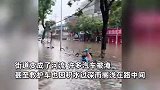 广西钦州暴雨水浸街道：市民淡定坐水中吃粉，有人为上班床垫当船划