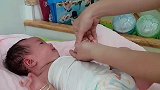 这个小宝宝好可爱，护士阿姨给她做按摩，好享受的样子！