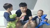 相差岁的兄弟俩，看到爸爸吃东西竟是这一副样子，看完不许笑