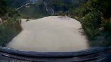 山路险峻，开车注意安全