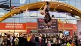 篮球运动员表演接力扣篮，这技术也是没谁了，出场费不低吧！！