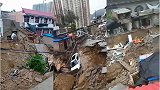 陕西榆林突降暴雨 居民区道路坍塌天然气闪爆 汽车家具掉入深坑