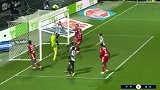 第43分钟里昂球员门德斯射门 - 打偏