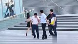 美女恶搞路人，对路人说你拉链开了