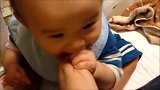 6个月的宝宝长牙了，逮着妈妈的手就是一顿啃，画面把人萌翻了