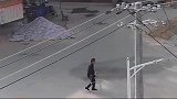 大爷这东西你用错了吧，这是用来练习走路的，你怎么当成了拐棍