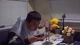 孤独的生活在长着蘑菇的房车里，顶着垃圾桶剃头