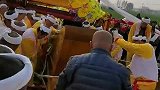 价值十多万的棺木重达两吨重，专门从山西请来的专业队