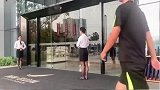 只要我们不尴尬，尴尬的就是他