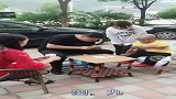 袖珍小伙偷着打牌，藏到这里都被发现了，这老婆下手太狠了