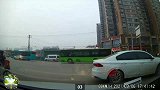 电动车这样横穿马路，真是自寻死路