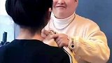 大哥蒙住脸给美女打拳，紧接着的是一顿爆肝拳