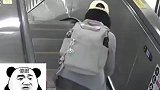 女子将行李箱独自放在电梯
