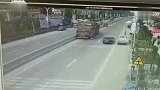 自杀式过马路！男子拖行李箱横过马路，与货车抢行遭碾压