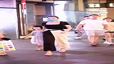 这才是时尚辣妈，不但身材好穿衣也潮，心动吗？