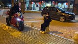 我只是看不惯别人在寒风中瑟瑟发抖