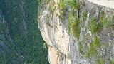 村民耗时四年，在百米高悬崖开凿出天路！真了不起